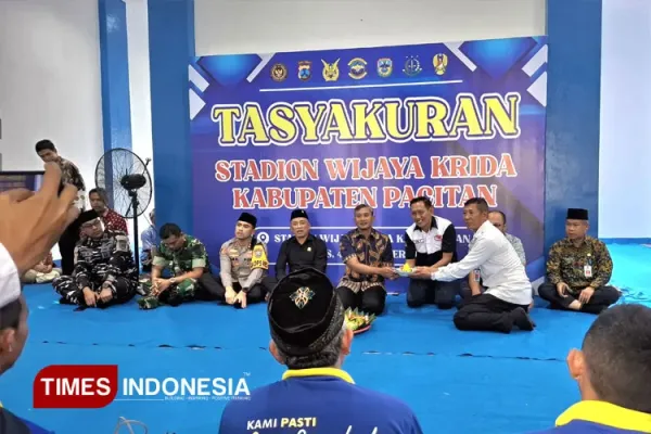 Pemotongan-tumpeng-Bupati-Pacitan.jpg