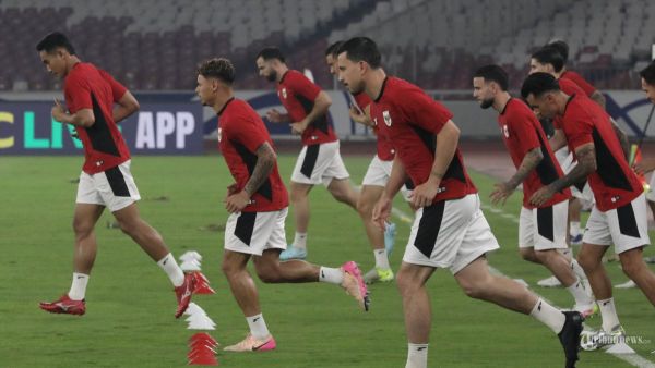 LATIHAN TIMNAS - Sejumlah pesepak bola Timnas Indonesia mengikuti sesi latihan resmi jelang pertandingan Kualifikasi Piala Dunia 2026 di Stadion Utama Gelora Bung Karno, Jakarta, Rabu (4/6/2025). Latihan resmi tersebut sebagai persiapan jelang melawan Timnas China dalam laga putaran ketiga Kualifikasi Piala Dunia 2026 Zona Asia di Stadion Utama Gelora Bung Karno, Jakarta pada Kamis (5/6/2025). TRIBUNNEWS/IRWAN RISMAWAN