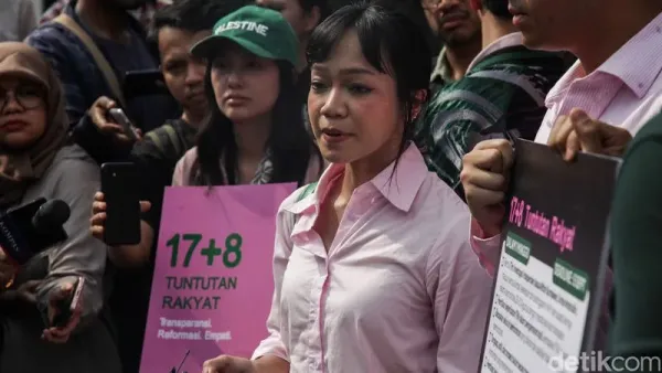 Koalisi sipil yang beranggotakan Jerome Polin, Andovi Da Lopez, Jovial Da Lopez, Ferry Irwandi, hingga Fathia Izzati membawa dokumen 17+8 Tuntutan Rakyat ke DPR, Jakarta, Kamis (4/9/2025).