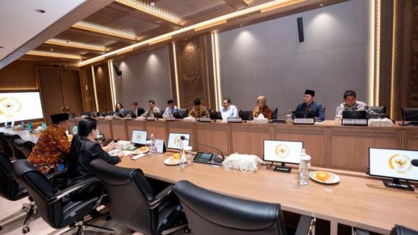 DPR MINTA MAAF — Ketua DPR RI Puan Maharani menyampaikan permohonan maaf atas perilaku dan ucapan anggota DPR yang dinilai menyinggung publik. Pernyataan itu disampaikan saat berdialog dengan tokoh lintas profesi, di Kompleks Parlemen, Jakarta, Kamis (4/9/2025), menyusul protes soal tunjangan rumah dan kinerja DPR yang berujung demonstrasi rusuh, kerugian materiil, dan korban jiwa.