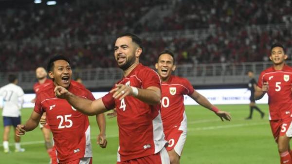 SELEBRASI - Selebrasi pesepak bola Timnas Indonesia, Jordi Amat (tengah) setelah berhasil mencetak gol pertama Timnas Indonesia saat melawan China Taipei, pada pertandingan FIFA Matchday September di Stadion Gelora Bung Tomo (GBT), Surabaya, Jumat (5/9/2025) malam WIB.