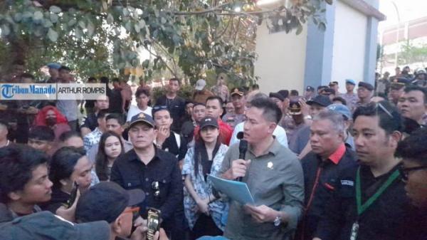 DEMONSTRASI - Unjuk rasa sejumlah elemen mahasiswa yang tergabung dalam Gerakan September Hitam di depan kantor DPRD Sulawesi Utara di Jalan Raya Manado-Bitung, Kelurahan Kairagi Satu, Kecamatan Mapanget, Kota Manado, Provinsi Sulawesi Utara (Sulut), Kamis (4/9/2025) berlangsung aman. Tuntutan diterima anggota DPRD Sulut.