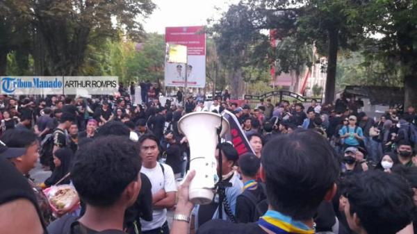 DEMONSTRASI - Unjuk rasa sejumlah elemen mahasiswa yang tergabung dalam Gerakan September Hitam di depan kantor DPRD Sulawesi Utara di Jalan Raya Manado-Bitung, Kelurahan Kairagi Satu, Kecamatan Mapanget, Kota Manado, Provinsi Sulawesi Utara (Sulut), Kamis (4/9/2025) berlangsung aman. Tuntutan diterima anggota DPRD Sulut.