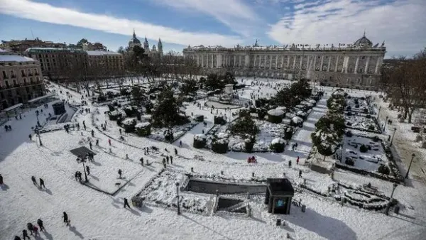 Petugas darurat tengah membersihkan 500 jalan dan menyelamatkan ratusan orang yang terjebak dalam kendaraan mereka di tengah badai salju yang menghantam kota Madrid dan sekitarnya di Spanyol, Sabtu (9/1/2021) waktu setempat.