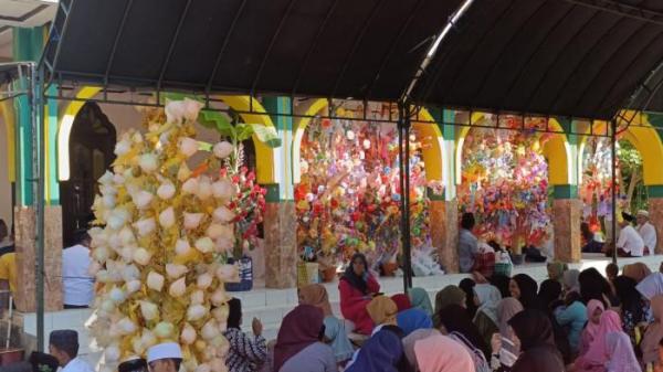 KEMERIAHAN - Suasana warga masyarakat Desa Kemujan, Kecamatan Karimunjawa melaksanakan festival To’dok Telok di Musala masing - masing dalam rangka memperingati Maulid Nabi. Dok Warga