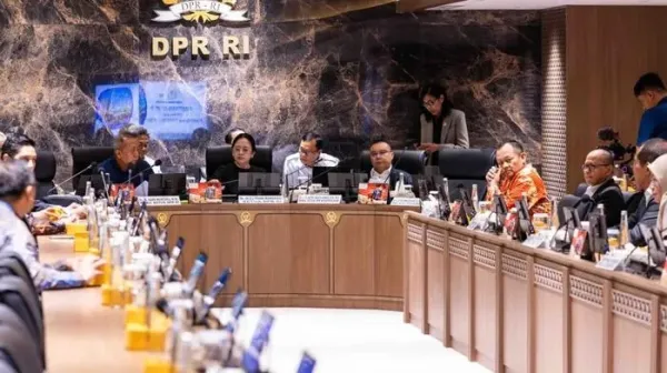 Ketua DPR Puan Maharani memimpin pertemuan pimpinan DPR dengan seluruh pimpinan fraksi partai politik di DPR, Jakarta, Kamis (4/9/2025).