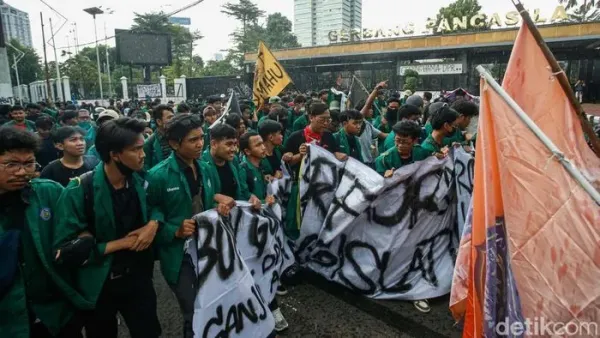 Massa mahasiswa menggelar demonstrasi di Gerbang Pancasila pintu belakang kompleks DPR. Mereka menuntut terkait kinerja dan gaji anggota DPR.