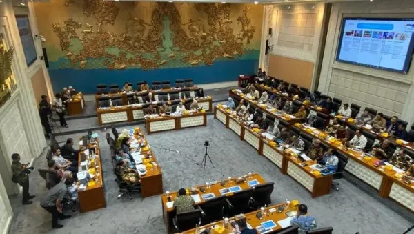 Ketua Komisi VII DPR RI, Saleh Daulay, rapat membahas usulan tambahan anggaran untuk 2026 dari Kementerian Ekonomi Kreatif dan UMKM