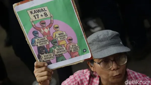 Aksi 17+8 di DPR, dari Bagi-bagi Minuman hingga Bunga Mawar ---- Peserta aksi membawa poster, bermain balon air, bermain kartu uno, membagikan minuman hingga bunga mawar saat mengikuti Aksi Piknik Nasional Rakyat di depan Gedung DPR/MPR Senayan, Jakarta, Jumat (5/9/2025). Aksi damai yang diikuti mahasiswa dan sejumlah elemen masyarakat tersebut dilakukan untuk menagih 17+8 poin tuntutan rakyat kepada Dewan Perwakilan Rakyat.