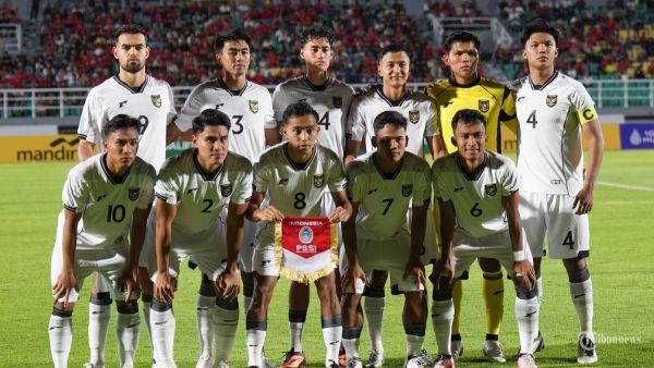 Foto bersama pesepak bola Timnas U23 Indonesia sebelum pertandingan melawan Laos U23 dalam pertandingan kualifikasi Piala Asia U23 2026 dari Grup J di Stadion Gelora Delta, Sidoarjo pada Rabu (3/9/2025) malam. Timnas U23 Indonesia ditahan imbang Laos dengan skor akhir 0-0. Tribun Solo/Muhammad Nursina
