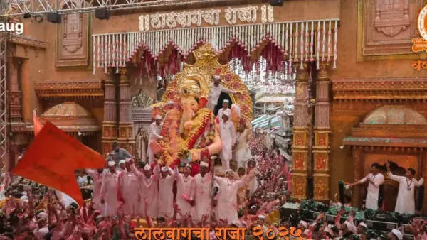 Ganpati Visarjan 2025: Bappa devotees on Juhu beach, enthusiasts amidst the flood, high -tide and rain