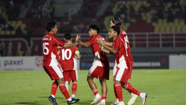 BERSELEBRASI - Pesepak bola Timnas U23 Indonesia berpelukan setelah gol bunuh diri pesepak bola Macau U23, Ieong Lek Hang dalam pertandingan kualifikasi Piala Asia U23 2026 dari Grup J di Stadion Gelora Delta, Sidoarjo pada Sabtu (6/9/2025) malam.