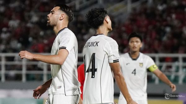 Ekspresi pesepak bola Timnas U23 Indonesia, Jens Raven (kiri) setelah gagal memanfaatkan peluang sat melawan Laos U23 dalam pertandingan kualifikasi Piala Asia U23 2026 dari Grup J di Stadion Gelora Delta, Sidoarjo pada Rabu (3/9/2025) malam. Timnas U23 Indonesia ditahan imbang Laos dengan skor akhir 0-0. Tribun Solo/Muhammad Nursina