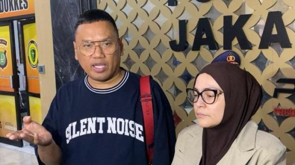 PENJARAHAN RUMAH ANGGOTA DPR - Anggota DPR RI Surya Utama alias Uya Kuya bersama istrinya, Astrid Khairunnisha, saat berada di Polres Metro Jakarta Timur, Rabu (3/9/2025). Uya Kuya mengajukan restorative justice untuk satu terduga pelaku lansia dalam kasus penjarahan rumahnya bersamaan demonstrasi besar di Jakarta dan daerah lainnya, 30 Agustus 2025.