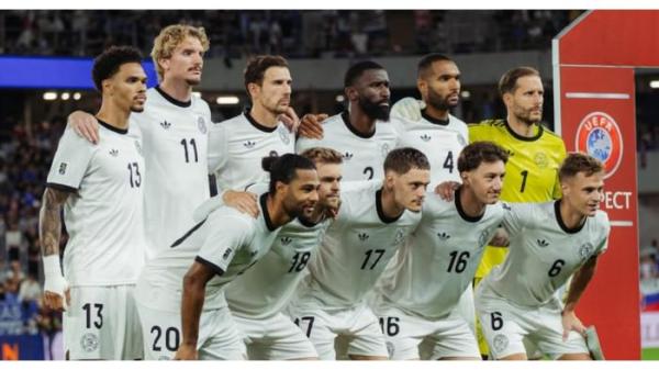 SKUAD TIMNAS JERMAN - Skuad Timnas Jerman saat berswafoto sebelum laga melawan Slowakia yang berakhir dengan kekalahan 2-0 di Stadion Nasional Slowakia, Jumat (5/9/2025) dinihari tadi