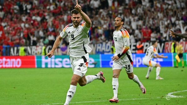 Penyerang Jerman #09 Niclas Fuellkrug merayakan gol pertama timnya bersama rekan setimnya gelandang Jerman #19 Leroy Sane selama pertandingan sepak bola Grup A UEFA Euro 2024 antara Swiss dan Jerman di Frankfurt Arena di Frankfurt am Main pada 23 Juni 2024. (Photo by Tobias SCHWARZ / AFP)