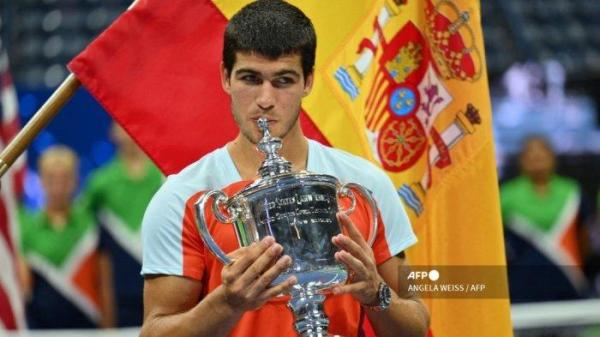 Carlos Alcaraz dari Spanyol merayakan dengan trofi setelah menang melawan Casper Ruud dari Norwegia selama pertandingan final tunggal putra turnamen Tenis AS Terbuka 2022 di USTA Billie Jean King National Tennis Center di New York, pada 11 September 2022. Sukses raih juara AS Terbuka, Carlos Alcaraz mendapat ucapan selamat dari Real Madrid (ANGELA WEISS / AFP)