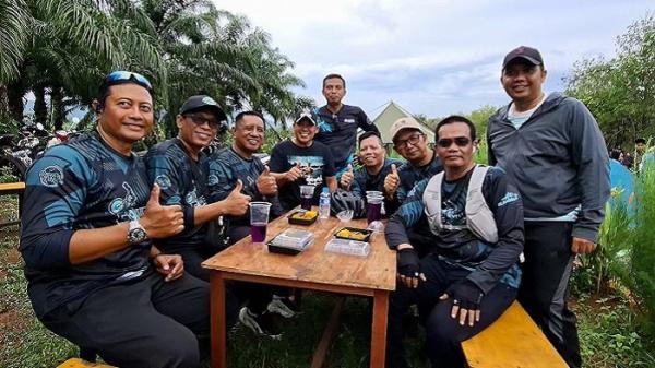REST AREA - Ketua DPRD Tala H Khairil Anwar (ketiga kanan) bersama Wabup HM Zazuli dan Forkopimda serta Sekda dan Kades Tirta Jaya berpose di rest area Eduwisata di desa setempat, Minggu (7/9/2025) pagi.