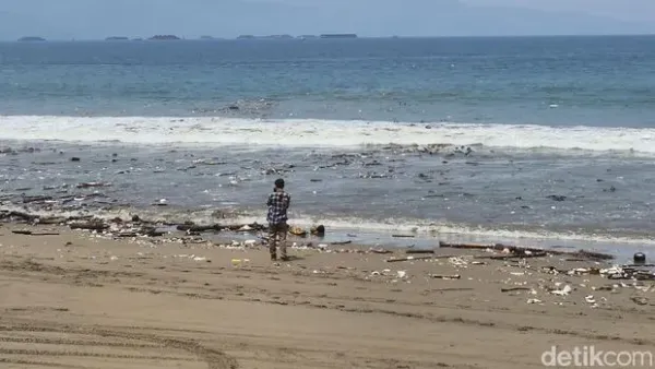 Sampah jadi pemandangan tak sedap di Pantai RTH Citepus Palabuhanratu.