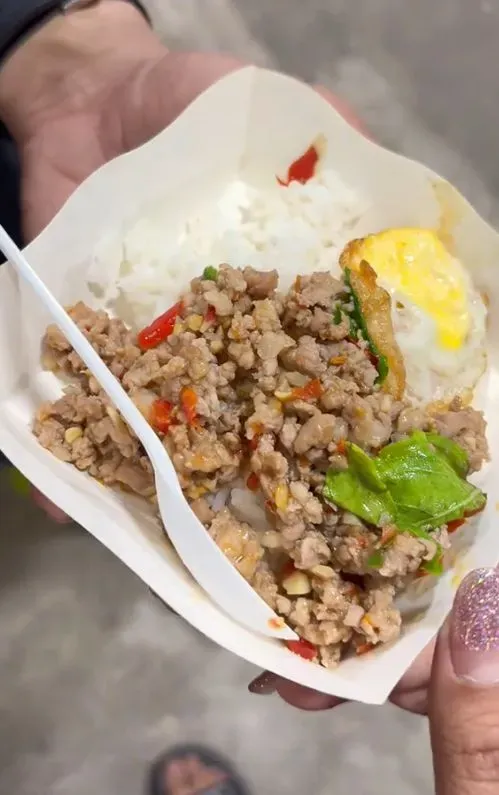 pasar malam Thailand hadirkan permainan masak-masakan dengan menu Thai Kaprao sungguhan