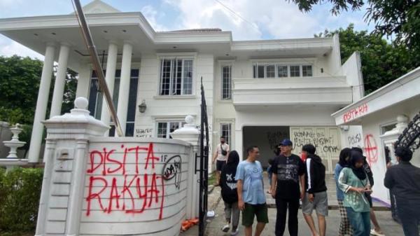 RUSAK - Kondisi Rumah Uya Kuya usai aksi penjarahan massa, Minggu (31/8/2025).