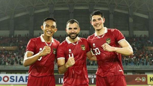 Bek Timnas Indonesia usai lawan Burundi, Rizky Ridho, Jordi Amat, dan Elkan Baggott berfoto di Stadion Patriot Candrabhaga, Bekasi, Sabtu (25/3/2023) malam.