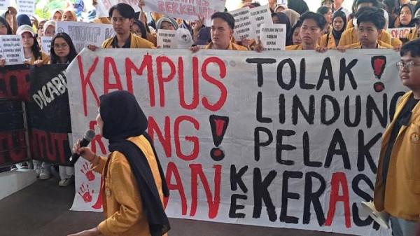 UNJUK RASA - Mahasiswa Unsoed Purwokerto menggelar aksi unjuk rasa di halaman Rektorat, Senin (8/9/2025). Mereka protes seakan lambannya penanganan kasus dugaan kekerasan seksual yang melibatkan seorang profesor di kampus Fisip Unsoed itu.