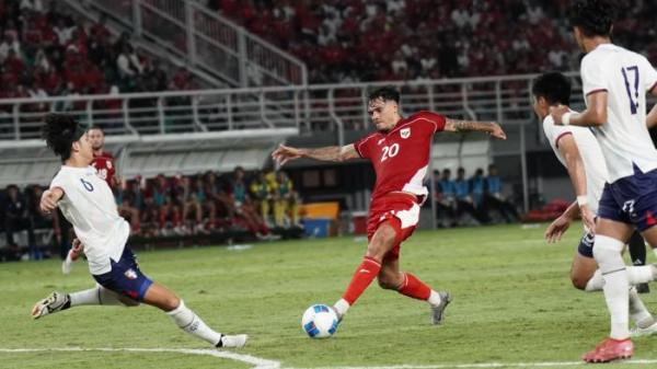 BERDUEL - Pesepak bola Timnas Indonesia, Shayne Pattynama (tengah) diadang sejumlah pesepak bola China Taipei dalam pertandingan FIFA Matchday di Stadion Gelora Bung Tomo, Surabaya, Jumat (5/9/2025) malam. TRIBUNNEWS/Muhammad Nursina