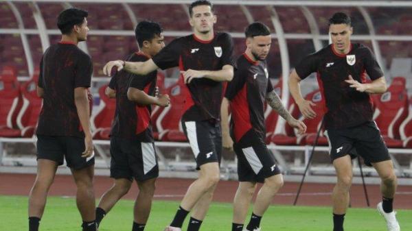 LATIHAN TIMNAS - Pesepakbola Timnas Indonesia melakukan latihan jelang pertandingan Timnas Indonesia melawan Bahrain dalam babak kualifikasi Piala Dunia 2026 Zona Asia di Stadion Utama Gelora Bung Karno, Senayan, Jakarta, Senin (24/3/2025). TRIBUNNEWS/IRWAN RISMAWAN