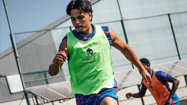 ABROAD ORATMANGOEN - Pemain Timnas Indonesia, Ragnar Oratmangoen, dalam sesi latihan tim FCV Dender pada musim kompetisi Liga Jupiler atau Liga Pro Belanda 2025/2026, Sabtu (16/8/2025). (Instagram Dender - 20/8/2025)