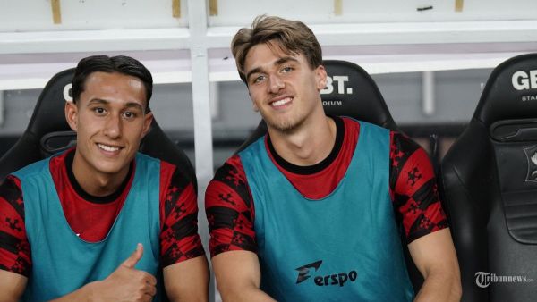 Pesepak bola Timnas Indonesia, Miliano Jonathans (kiri) dan Mauro Zijlstra (kanan) berada di bangku cadangan saat melawan China Taipei dalam pertandingan FIFA Matchday di Stadion Gelora Bung Tomo, Surabaya, Jumat (5/9/2025) malam.Timnas Indonesia berhasil menang telak atas China Taipei dengan skor akhir 6-0. Tribun Solo/Muhammad Nursina