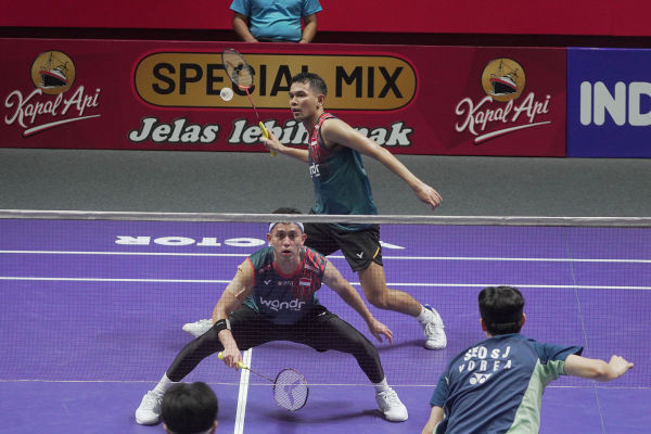 GAGAL KE FINAL - Fajar Alfian/Rian Ardianto melawan Kim Won Ho/Seo Seung Jae pada semifinal Kapal Api Indonesia Open 2025 di Jakarta, Sabtu (7/6/2025). Tribunnews/Jeprima