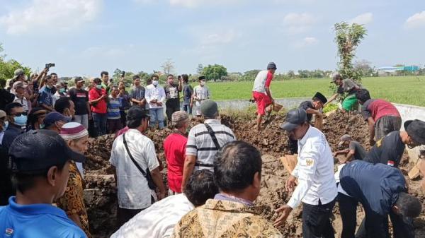  PEMAKAMAN KELUARGA SAHRONI- Prosesi pemakaman 5 jenazah korban pembunuhan di Kelurahan Paoman, Indramayu di Pemakaman Keluarga Nyairesik Desa/Kecamatan Sindang, Kabupaten Indramayu, Rabu 3 September 2025.