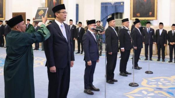 PELANTIKAN - Presiden Prabowo Subianto untuk kali kedua melakukan reshuffle atau perombakan kabinet dengan mengganti dan melantik empat menteri dan satu wakil menteri (wamen). Pengambilan sumpah sekaligus pelantikan empat menteri dan satu wakil menteri tersebut dilakukan di Istana Negara, Jakarta, Senin (8/9/2025).