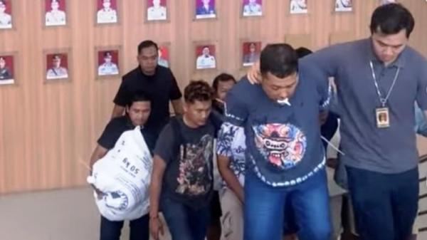 DITANGKAP - Anggun Tyas, sopir Bank Jateng Cabang Wonogiri digelandang ke Kantor Polresta Surakarta seusai ditangkap di Kabupaten Gunungkidul pada Senin (8/9/2025) jelang subuh. Anggun merupakan pelaku yang membawa kabur uang milik bank sekira Rp10 miliar.