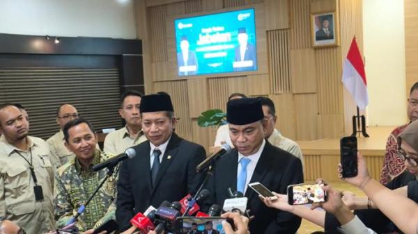 RESHUFFLE MENTERI — Budi Arie Setiadi bersama Ferry Juliantono usai serah terima jabatan di Kantor Kementerian Koperasi, Jakarta, Selasa (9/9/2025). Budi Arie menyampaikan menghormati keputusan Presiden Prabowo Subianto melakukan reshuffle.