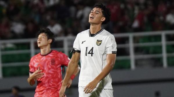 PELUANG GAGAL - Ekspresi penyerang Timnas U23 Indonesia, Rafael Struick (tengah) setelah gagal memanfaatkan peluang saat melawan Korea Selatan dalam pertandingan kualifikasi Piala Asia U23 2026 dari Grup J di Stadion Gelora Delta Sidoarjo, Selasa (9/9/2025) malam.