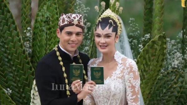 PERNIKAHAN LUNA MAYA - Maxime Bouttier dan Luna Maya memamerkan buku nikah, Rabu (7/5/2025)