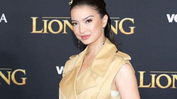 DIJULUKI PRESIDEN JOMBLO - Potret aktris Raline Shah (arsip 2023).