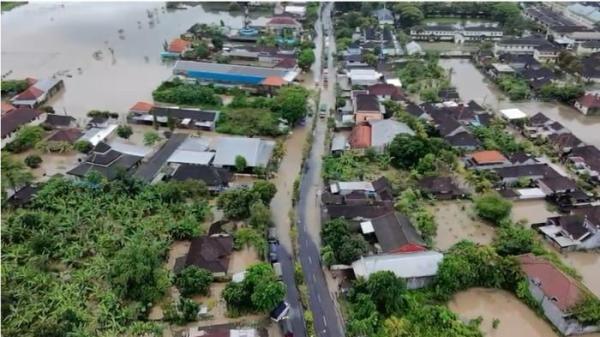 TERENDAM BANJIR - Jalan Raya Denpasar-Gilimanuk di wilayah Jembrana Bali terendam banjir pasca-hujan deras yang mengguyur sejak Senin (8/9/2025) malam hingga Rabu (10/9/2025). 