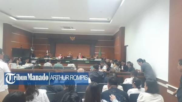 SIDANG - Suasana sidang kedua kasus dugaan korupsi dana hibah dari Pemprov Sulut ke GMIM yang berlangsung di ruang sidang Prof Dr Muhammad Hatta Ali SH MH, Jalan Prof. Dr. Mr. Raden Soelaiman Efendi Koesoemah Atmadja, Pengadilan Negeri Manado, Kelurahan Kima Atas, Kecamatan Mapanget, Kota Manado, Provinsi Sulawesi Utara (Sulut), Rabu (10/9/2025). Dalam persidangan tersebut, Febri Tri Hariyada, kuasa hukum Steve Kepel mengatakan, dalam sidang terbukti bahwa kliennya tidak memiliki peran dalam pencairan dana hibah.