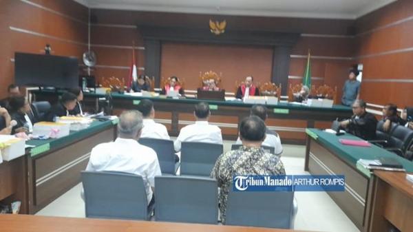 SIDANG LANJUTAN - Sidang lanjutan kasus dugaan korupsi dana hibah dari Pemprov Sulut ke GMIM, Rabu (10/9/2025). Sidang berlanjut hingga malam hari.