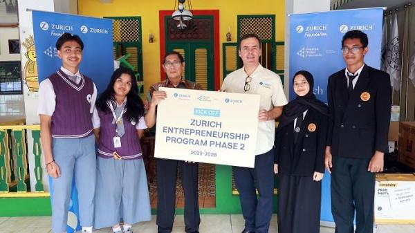 Head of Z Zurich Foundation, Gregory Renand (ketiga kanan), bersama Dewan Nasional Prestasi Junior Indonesia, Surtjahjo (ketiga kiri), secara simbolis meluncurkan fase kedua Zurich Entrepreneurship Program dalam kegiatan Youth Entrepreneurship Talks di Jakarta, Kamis (11/9/2025). Peluncuran program ini menandai komitmen berkelanjutan Zurich dan PJI dalam mendukung pengembangan kapasitas wirausaha muda di berbagai daerah di Indonesia.