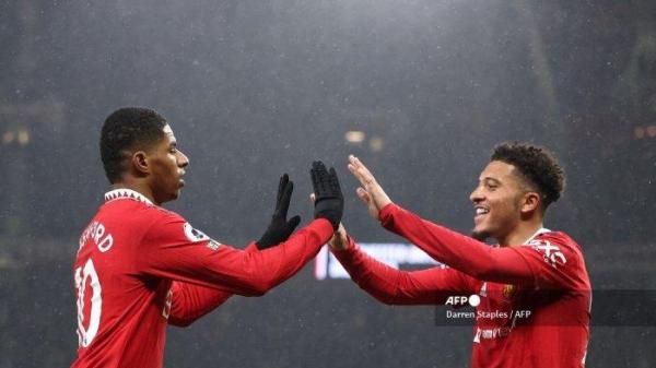 Striker Inggris Manchester United Marcus Rashford (kiri) merayakan dengan striker Inggris Manchester United Jadon Sancho (kanan) setelah mencetak gol pertama timnya selama pertandingan sepak bola Liga Premier Inggris antara Manchester United dan Brentford di Old Trafford di Manchester, barat laut Inggris, pada bulan April 5, 2023.