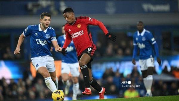 Striker Manchester United #09 Anthony Martial menembak dan mencetak gol ketiga timnya ke gawang tuan rumah Everton selama pertandingan sepak bola Liga Premier Inggris di Goodison Park, pada 26 November 2023.