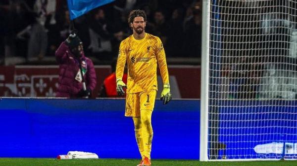 AKSI ALISSON - Aksi kiper Liverpool, Alisson Becker saat melawan PSG pada pertandingan leg kedua babak 16 besar Liga Champions di Parc des Princes, Kamis (6/3/2025) dini hari WIB. Liverpool berhasil menang tipis 1-0.