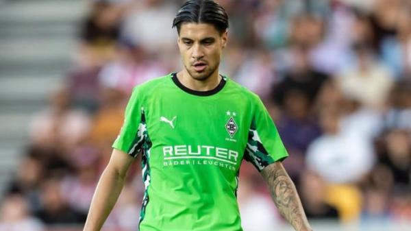 MENGGIRING BOLA - Pemain Monchengladbach, Kevin Diks menggiring bola saat melawan Brentford di London, 10 Agustus 2025. Bek Timnas Indonesia itu terpilih sebagai dewan tim untuk musim 2025/2026 Bundesliga.
