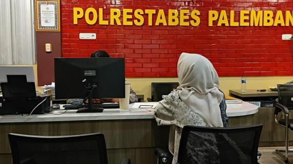 Resty Aulia (17) saat melapor ke Polrestabes Palembang, Rabu (10/9/2025). Resty mengaku jadi korban hipnotis setelah didatangi dua pria yang salah satunya mengaku anggota polisi.