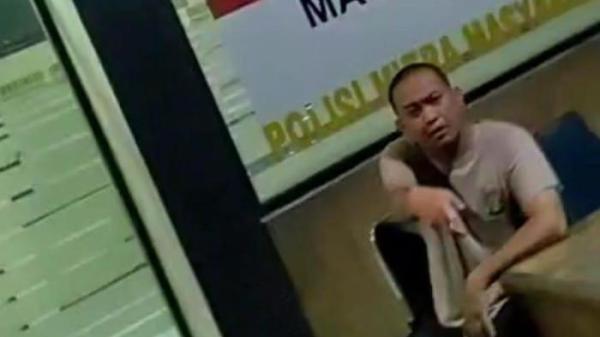 Tangkapan layar dari video viral polisi meminta warga melepaskan pelaku curanmor.