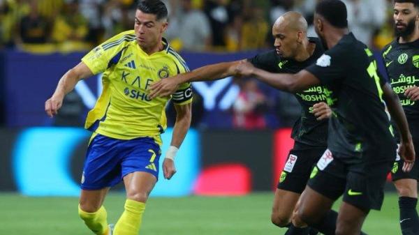 BEREBUT BOLA - Cristiano Ronaldo (kiri) berebut bola dengan Fabinho (kanan) di laga Al Nassr vs Al Ittihad dalam lanjutan matchday ke-30 Liga Arab Saudi 2024/2025, pada Kamis (8/5/2025) dini hari WIB. (Foto diunduh dari Instagram Al Nassr - 8/5/2025)